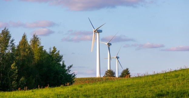 Polska transformacja energetyczna coraz wyraźniej staje się projektem gospodarczym o strategicznym znaczeniu. Rozwój energetyki wiatrowej na lądzie otwiera nowy rozdział dla krajowego przemysłu, tworząc fundamenty zielonej gospodarki i nowoczesnych mocy produkcyjnych. Dziś wiatr nie jest już tylko źródłem energii - stał się impulsem, który napędza inwestycje, tworzy tysiące miejsc pracy, wzmacnia konkurencyjność polskich firm i realnie wspiera rozwój lokalnych społeczności. Energetyka wiatrowa na lądzie napędza dziś polski biznes od hal produkcyjnych po lokalne place budów. To zamówienia dla hut, zakładów metalowych i firm inżynieryjnych, a także dla lokalnych wykonawców, którzy budują drogi, fundamenty, stacje transformatorowe oraz obsługują transport i serwis turbin. Efektem są trwałe miejsca pracy i realny rozwój firm działających w Polsce.